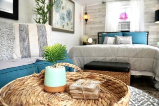 Sweet Tiny House Perfect for a Romantic Retreat in Alabama - 2