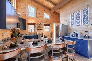 Restful Getaways to Logan, Ohio, in this Fully-Equipped Log Cabin with Fireplace and Hot Tub - Logan - 6