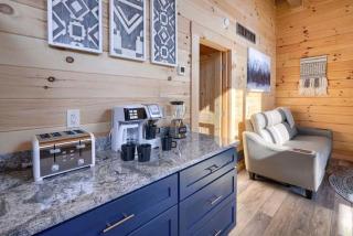 Restful Getaways to Logan, Ohio, in this Fully-Equipped Log Cabin with Fireplace and Hot Tub - Logan - 2