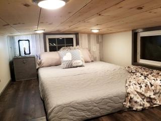 Charming Tiny House Retreat in Danville, Georgia - - 3