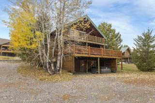 Wooden Spacious Cabin with Jacuzzi, Game Space and Fire Pit in Idaho - 1
