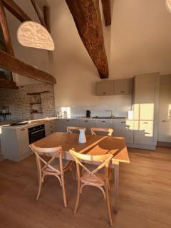 Au 8 à Meursault, Magnifique maison Bourguignonne au pied des vignes, jardin, places de parking privée - 2