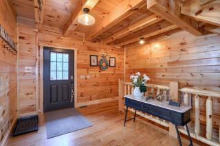 Large Cabin Rental with Games Room and Hot Tub in Logan, Ohio - Logan - 7