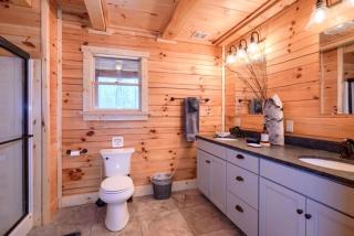 Large Cabin Rental with Games Room and Hot Tub in Logan, Ohio - Logan - 5