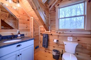 Large Cabin Rental with Games Room and Hot Tub in Logan, Ohio - Logan - 4