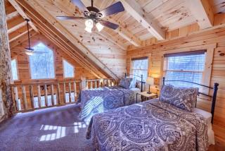 Family-Friendly Getaways to this Rustic Log Cabin in Logan, Ohio - Logan - 6