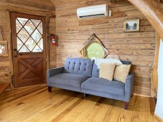 Luxury Cabin Getaway Perfectly Nestled near the Guadalupe River in New Braunfels, Texas - New Braunfels - 8