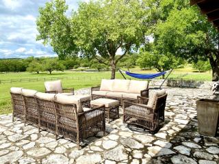 Beautiful Lakeside Rental with Hot-Tub in Igram, Texas, Perfect for Family Glamping Trips - Ingram - 9
