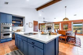 Beautiful Lakeside Rental with Hot-Tub in Igram, Texas, Perfect for Family Glamping Trips - Ingram - 2