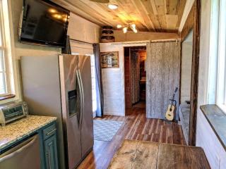 Tiny House with Amazing Views and Private Hiking Trails in Hill Country, Texas - Pipe Creek - 4