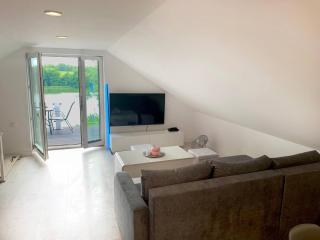 Uroczy domek i apartament nad samym jeziorem z basenem -  - 1