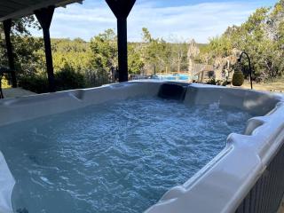 The Ultimate Romantic Getaway: Charming Cabin with a Hot Tub in Wimberley, Texas - Wimberley - 8