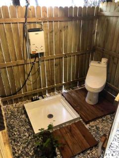 Eco-Friendly Tree House Pods for a Georgia Glamping Experience - Wildwood - 2