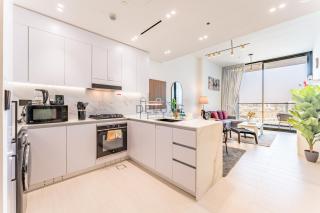 High-Rise 1BR with Community View and Large Balcony Near the Parks, Binghatti Amber, Jumeirah Village Circle by Deluxe Holiday Homes - 4