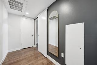 Hollywood 1bdr Comfort with Pool, Gym, Free Parking - Los Angeles - 1