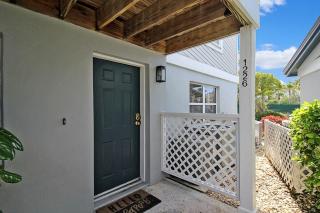Redecorated 2BR condo with a pond view from the relaxing lanai - Siesta Key - 6
