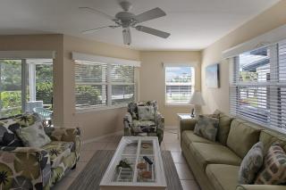 Redecorated 2BR condo with a pond view from the relaxing lanai - Siesta Key - 3