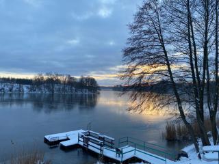 Uroczy domek i apartament nad samym jeziorem z basenem -  - 8