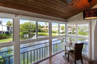 Stunning lakefront condo on Siesta Key with private beach access - Siesta Key - 0