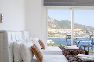 5 Bed Villa - Sleeps 10 - Pool - Terrace - Parking - 1
