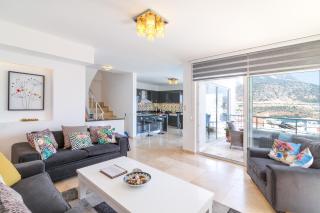 5 Bed Villa - Sleeps 10 - Pool - Terrace - Parking - 4