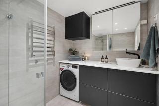 Modern 3 bedroom apartment - 4 minute walk from metro - top floor baclony view - 2