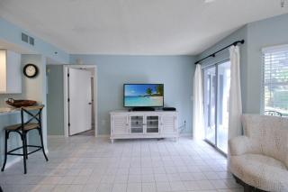 2BR ground floor Siesta Key condo steps from the pool and short walk to the beach - 1