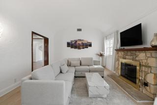 Spacious 4BR House with Large Yard and Parking Beverly Hills Adj - Los Angeles - 0