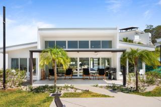 Brand New Stunning Villa Pool - 4