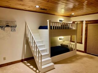 Blue Ridge Cottage - Downtown Blue Ridge Cottage Rental - Game Room, Pet-Friendly, Walk to Dining and Shopping - Blue Ridge - 9