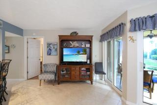 Cozy 2BR Siesta Key condo - 2 heated pools, tennis and pickleball, private beach access - 1