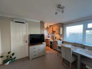 Beach Chalet - 2 Bedrooms - 4 Guests - Parking - Great Yarmouth - 7