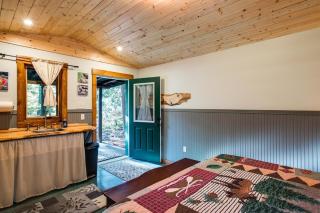 Unique Glamping Experience, Pet Friendly, Sleeps 2 - Maple Falls - 8