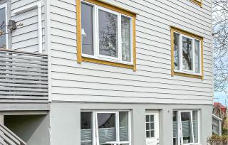 3 Bedroom Cozy Apartment In Myklebost - - 1