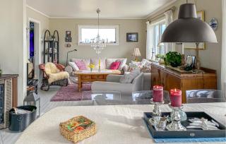 3 Bedroom Cozy Apartment In Myklebost - - 8