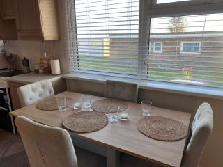 Beach Chalet - 2 Bedrooms - 4 Guests - Parking - Great Yarmouth - 5
