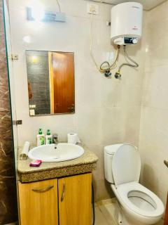 Noida Golden Suits By - Near Metro 142 And Expo Mart - Noida - 3