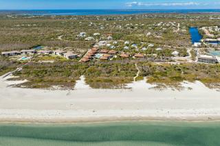 Escape to Paradise - Tranquil 3-Bedroom Retreat with Wrap-Around Lanai and Private Beach - Sanibel - 9