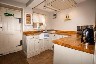 Historical Sherwood Forest Cottages - Sleeps 16 - Mansfield - 2