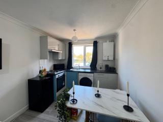 Charming London Apartment Retreat - 2