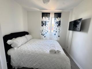 Charming London Apartment Retreat - 1