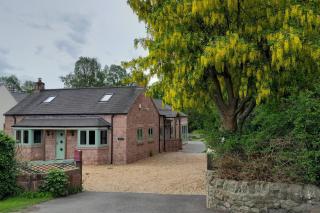 Canal-side 5-Bed Cottage - Sleeps 10 Pet Friendly - Endon - 0