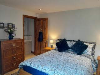 Canal-side 5-Bed Cottage - Sleeps 10 Pet Friendly - Endon - 1