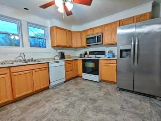 Cozy, Edge-of-Town House, 2 rooms, Deck - 2