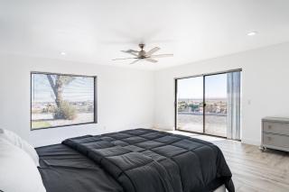 Modern 4BR Escape with Mountain Views - Phoenix - 4