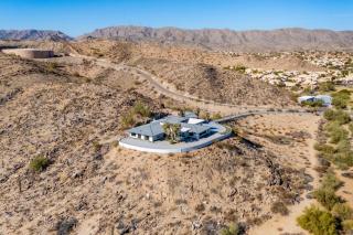 Modern 4BR Escape with Mountain Views - Phoenix - 9