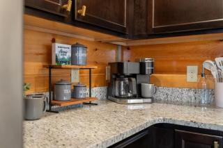 Honeybear Hideaways - New Bear-Themed Cabin Cozy and Family Friendly Retreat with Indoor Pool, Game Room, Bear Room and Hot Tub - Gatlinburg - 6