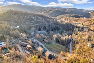 Honeybear Hideaways - New Bear-Themed Cabin Cozy and Family Friendly Retreat with Indoor Pool, Game Room, Bear Room and Hot Tub - Gatlinburg - 5