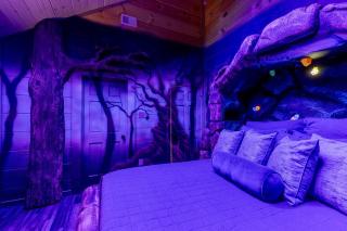 Honeybear Hideaways - New Bear-Themed Cabin Cozy and Family Friendly Retreat with Indoor Pool, Game Room, Bear Room and Hot Tub - Gatlinburg - 1