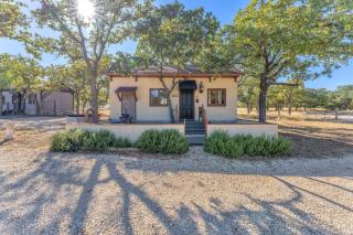 Sangiovese: Pet-Friendly, Hot-Tub, 10-Min to Downtown! - Fredericksburg - 0